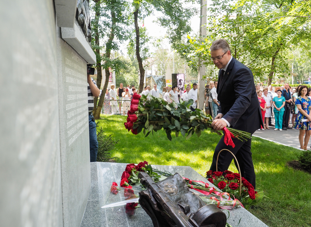 Памятник фронтовым медикам открыли в Ставрополе