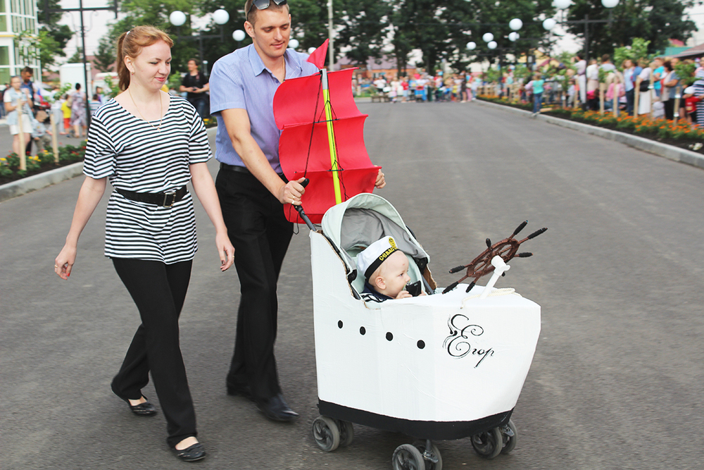 Байк-шоу и парадом детских колясок отпраздновали День семьи в жилом районе «Гармония»