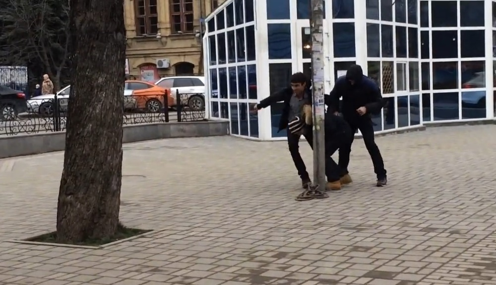 В Пятигорске провели социальный эксперимент на реакцию прохожих на избиение