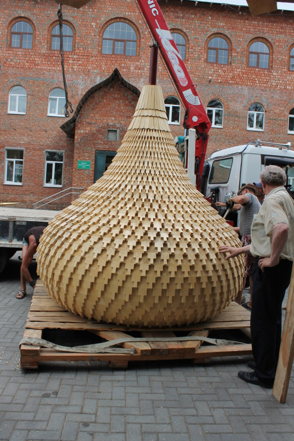 Уникальный купол весом в одну тонну привезли в Свято-Сергиевский храм