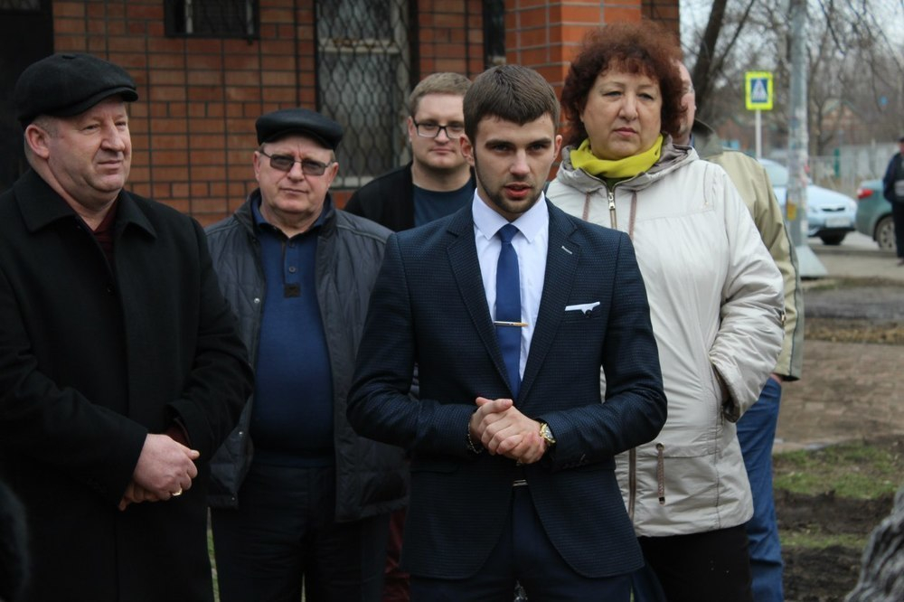 Помощника депутата задержала полиция за попытку попасть на прием к главе администрации Солнечнодольска