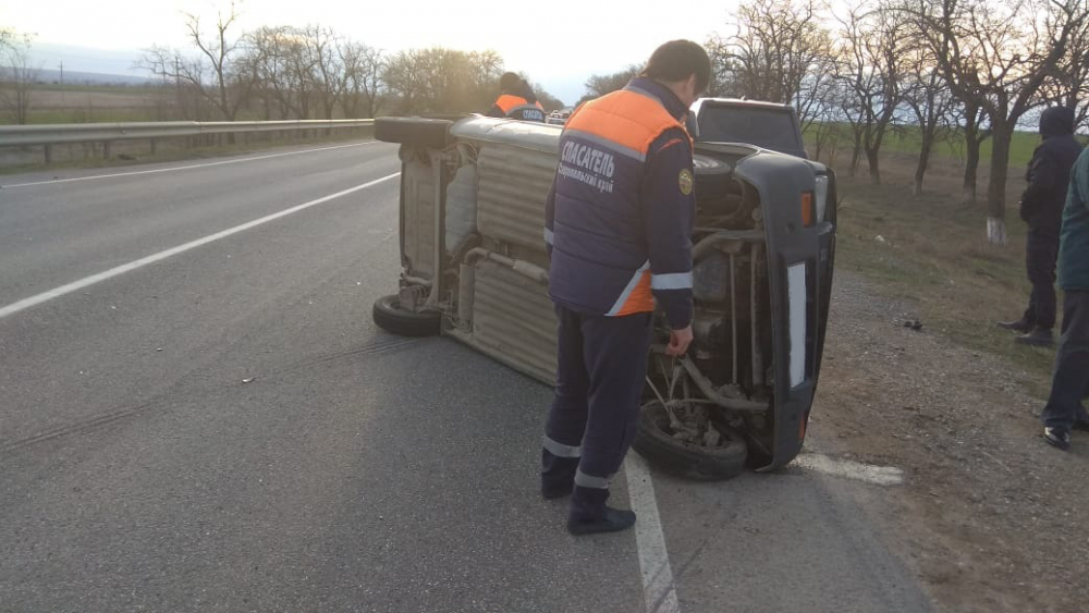 «Ока» перевернулась на трассе в Ставрополье из-за неудачного маневра водителя