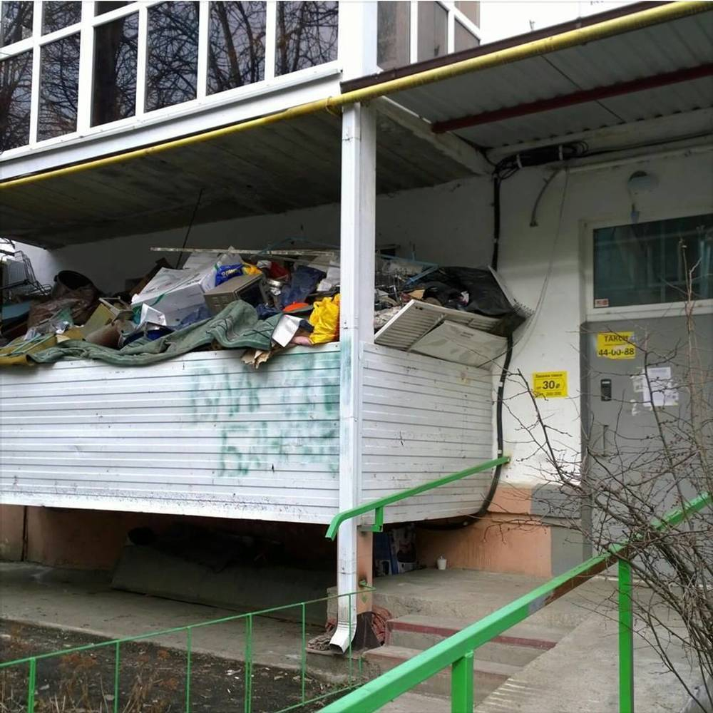 В Пятигорске владелец квартиры устроил из своего балкона склад металлолома