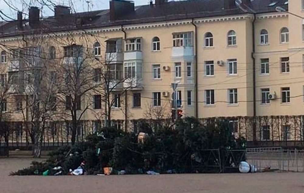 Сильный ветер опрокинул новогоднюю ёлку в Ставрополе