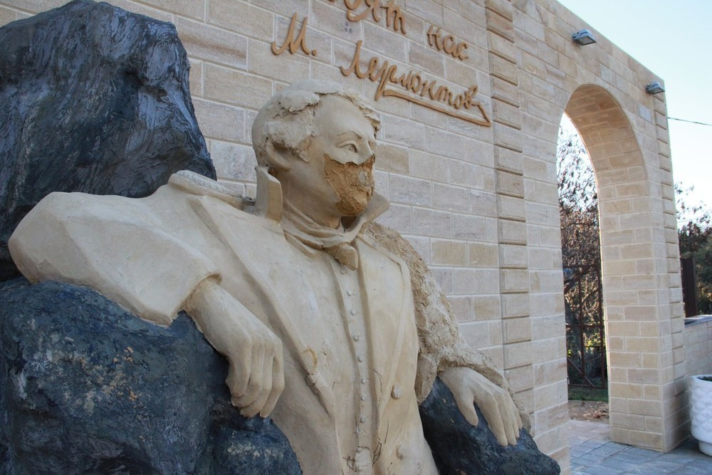 За порчу памятника Лермонтову на Ставрополье заведено уголовное дело