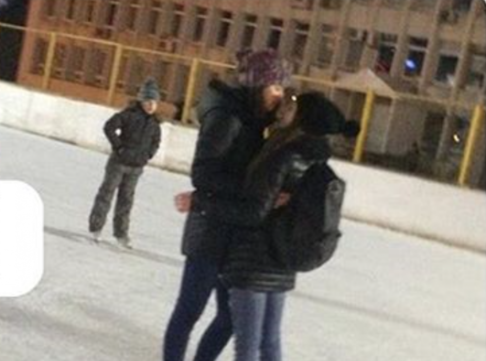 Две девочки-подростка целовались на городском катке в Пятигорске