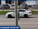 Куда смотрит ГИБДД? Рискующий жизнью на юге Ставрополя возмутил горожанина и попал на видео 