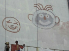 Огромные смайлики на стене многоэтажки нарисовали веселые рабочие в Ставрополе