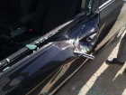 Сброшенный кирпич помял дверь и разбил стекло стоящей на платной парковке иномарки в Ставрополе