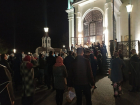Самоизоляция? Нет, не слышали: толпы людей пришли праздновать Пасху в ставропольские храмы