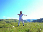 Кузя из сериала «Универ» показал красоты Кавказа в клипе