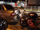 Мотоциклист "догнал" "Приору" на ночном перекрестке в Ставрополе