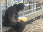 Помочь умирающему на остановке бездомному попросил житель Пятигорска