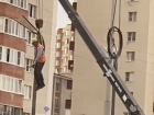 Висельников видели: в Ставрополе подъемный кран прокатил рабочего к фонарному столбу