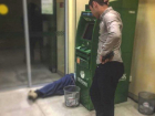 "Упал в обморок после оплаты коммуналки", - ставропольцы прокомментировали фото с лежавшим возле банкомата мужчиной