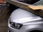 Столб ЛЭП упал на припаркованные автомобили в Ставрополе