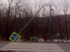Ураганный ветер сметает обшивку с домов, дорожные знаки и деревья в Ставрополе
