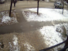 Наезд припаркованного автомобиля на женщину зафиксировала камера видеонаблюдения в Ессентуках