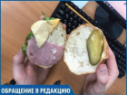 Маленьким кусочком ветчины внутри огромной булки оказался купленный мужчиной "сэндвич" в магазине Ставрополя  