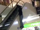 Юноша опасно прокатился на эскалаторе в торговом центре Ставрополя