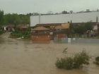 В Невинномысске Кубань вышла из берегов и затопила парковку