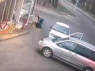 На Ставрополье хозяин магазина избил девушку за неправильную парковку