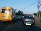 Наглый маршрутчик создал пробку после обгона машин по "встречке" в Ставрополе и попал на видео