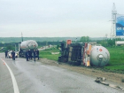  Водитель перевернул цистерну с газом, чтобы спасти пошедшую на обгон "легковушку" под Ставрополем, - очевидцы