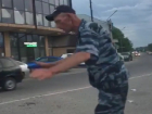 Пьяные танцы посреди дороги устроил мужчина в форме охранника в Пятигорске