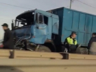 Фура с прицепом столкнулась с грузовиком и попала на видео в Ставрополе