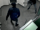 Два грабителя в масках разбили кувалдами банкомат с деньгами на Ставрополье и попали на видео