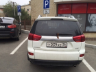 Паркуюсь как хочу: два «инвалида» заняли парковочные места у фитнес - центра в Ставрополе