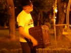 Загадочный шарманщик играет сказочную мелодию  в пятигорском парке