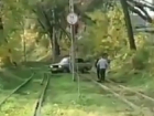 Необычный способ сократить путь через рельсы придумал автомобилист в Пятигорске
