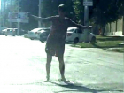 Странные танцы неадекватной ставропольчанки поразили водителей и попали на видео
