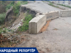 В Ставрополе разрастающаяся яма засасывает мусор и электросамокаты 