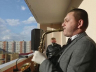 Житель микрорайона «Перспективный» порадовал ставропольцев балконным концертом 