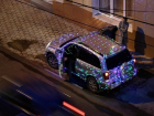 Новогодняя яркая машина рассекает по улицам Ставрополя