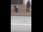 Ползущий в отделение полиции МинВод инвалид попал на видео