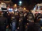 «Долой коррупцию!»: участники несанкционированного митинга в Ставрополе шествуют к Нижнему рынку