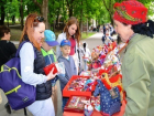 Магические куклы и одуванчики для волос удивили прохожих на уличной выставке в Ставрополе