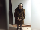 Бабушка, которую выгнал из квартиры ее внук, ночует в подъезде в Ставрополе