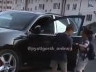 Брошенный «Порш-Кайен» с ключами внутри начали растаскивать подростки в Пятигорске