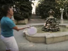 Зрелищный Freestyle Frisbee устроили молодые мужчины в известных местах Ставрополя