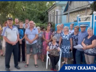 «Дети ломают ноги»: жители Михайловска вынуждены ремонтировать дорогу за собственные деньги 