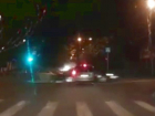 Момент столкновения "Ауди-8" и "Мазды" на улице Розы Люксембург в Ставрополе попал на видео