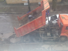 Дорожные ямы с водой срочно закидывают асфальтом перед выборами в Ставрополе 