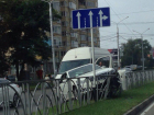 В Ставрополе «Мерседес» врезался в ограждение и после столкнулся с маршруткой