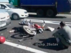 Пилот мопеда врезался в автомобиль на Ставрополье