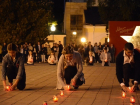 Сотни свечей зажгли в память о Великой Победе у мемориала в Ставрополе 